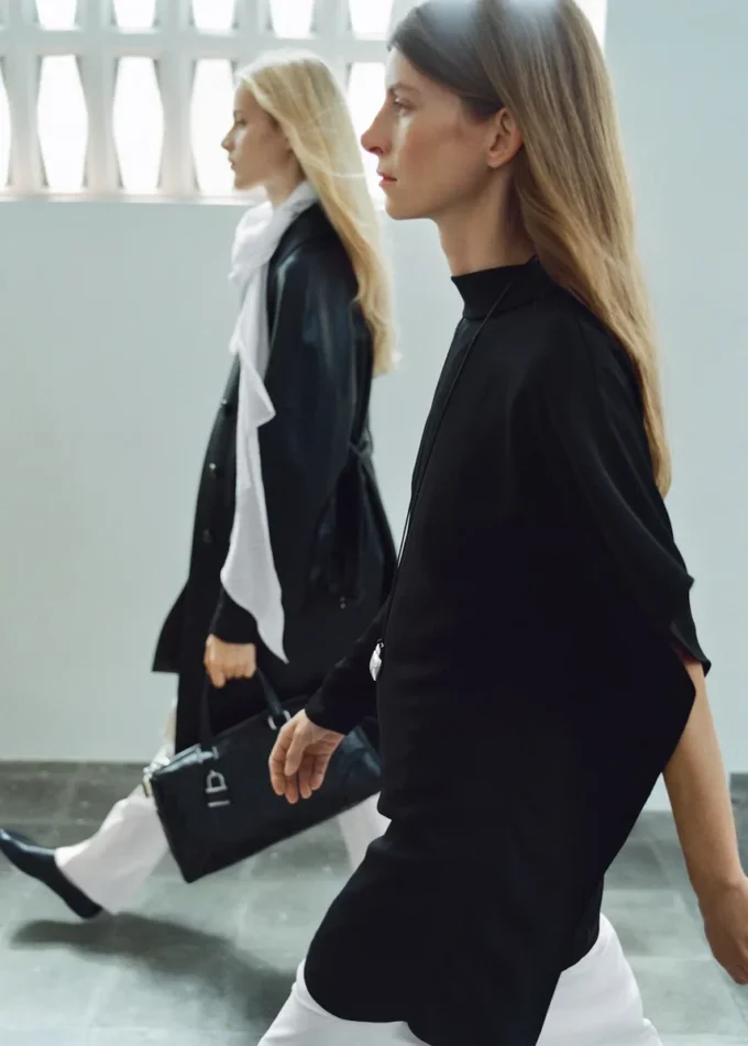 Abito a collo alto con maniche asimmetriche Abito a collo alto con maniche asimmetriche