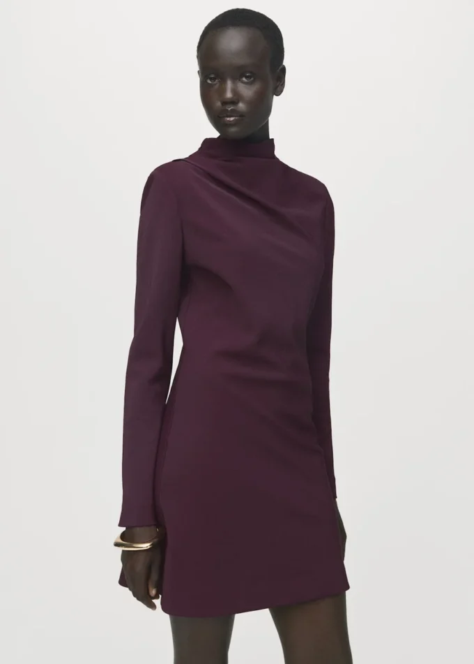 Abito a maniche lunghe con collo drappeggiato Abito a maniche lunghe con collo drappeggiato