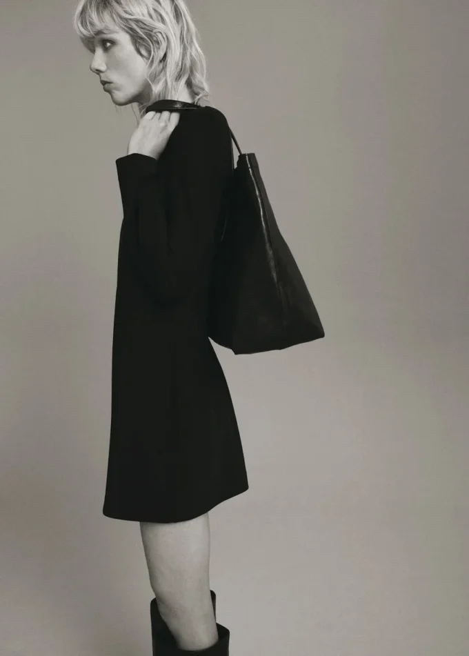 Abito a maniche lunghe con collo drappeggiato Abito a maniche lunghe con collo drappeggiato