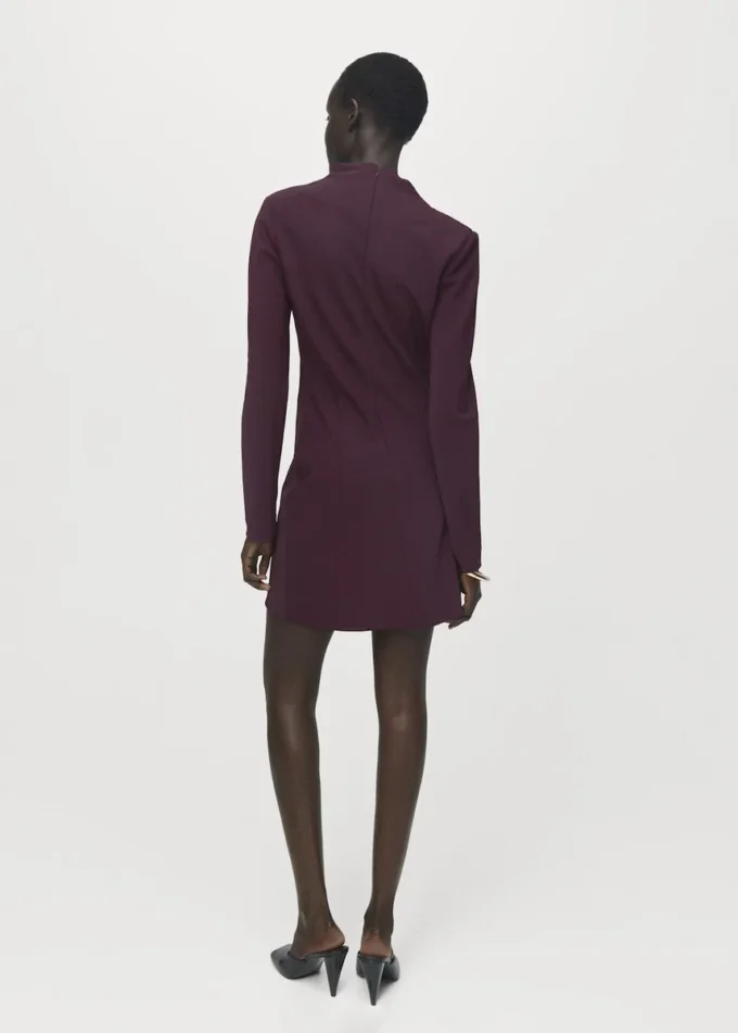 Abito a maniche lunghe con collo drappeggiato Abito a maniche lunghe con collo drappeggiato