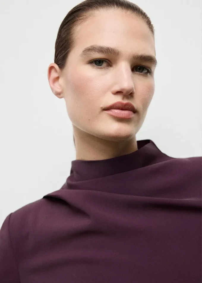 Abito a maniche lunghe con collo drappeggiato Abito a maniche lunghe con collo drappeggiato