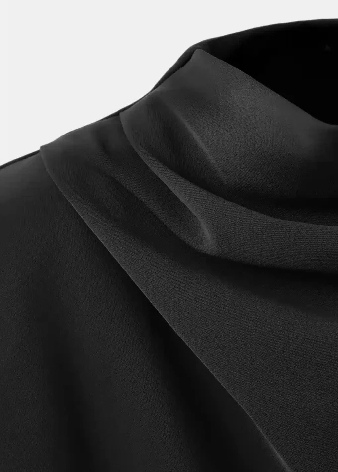 Abito a maniche lunghe con collo drappeggiato Abito a maniche lunghe con collo drappeggiato