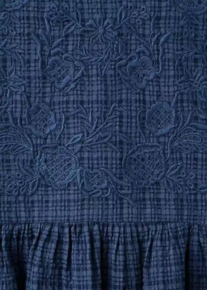 Abito a quadri con dettagli ricamati