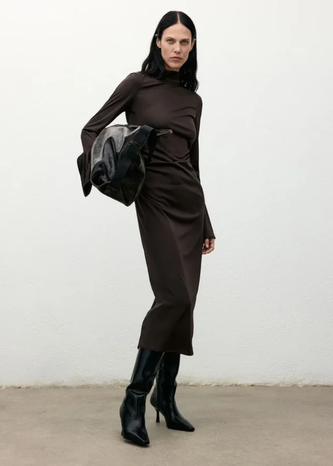 Abito aderente con maniche a campana Abito aderente con maniche a campana