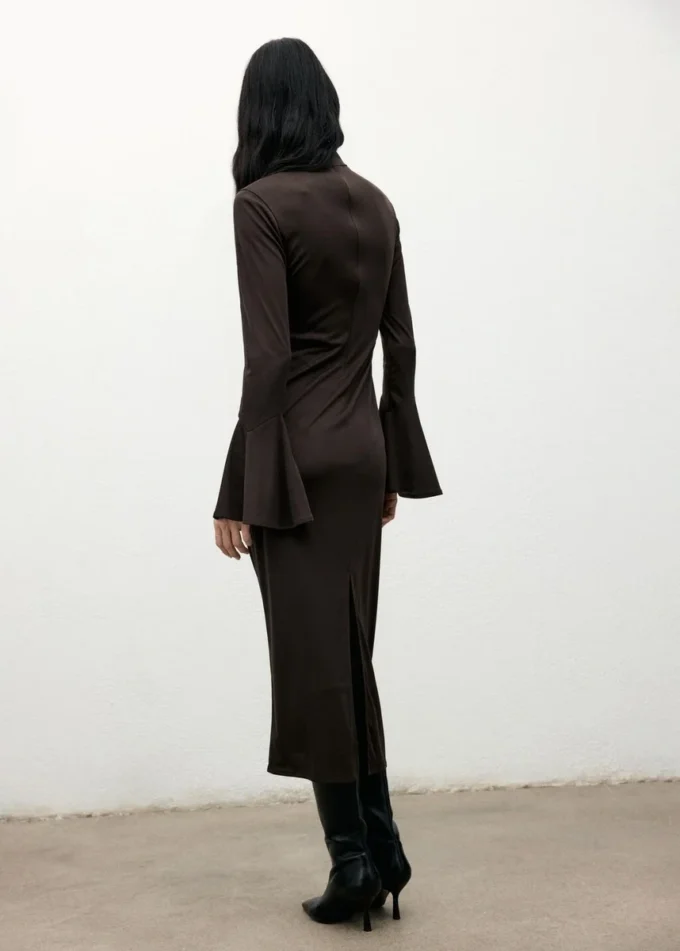 Abito aderente con maniche a campana Abito aderente con maniche a campana