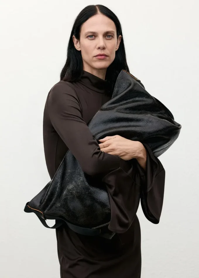 Abito aderente con maniche a campana Abito aderente con maniche a campana