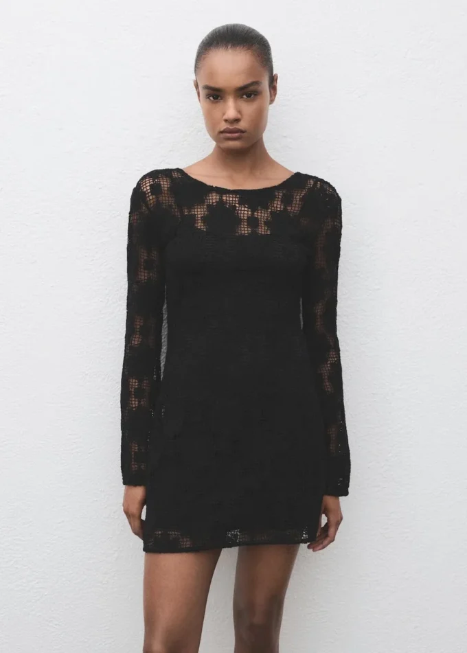 Abito all’uncinetto con scollo posteriore