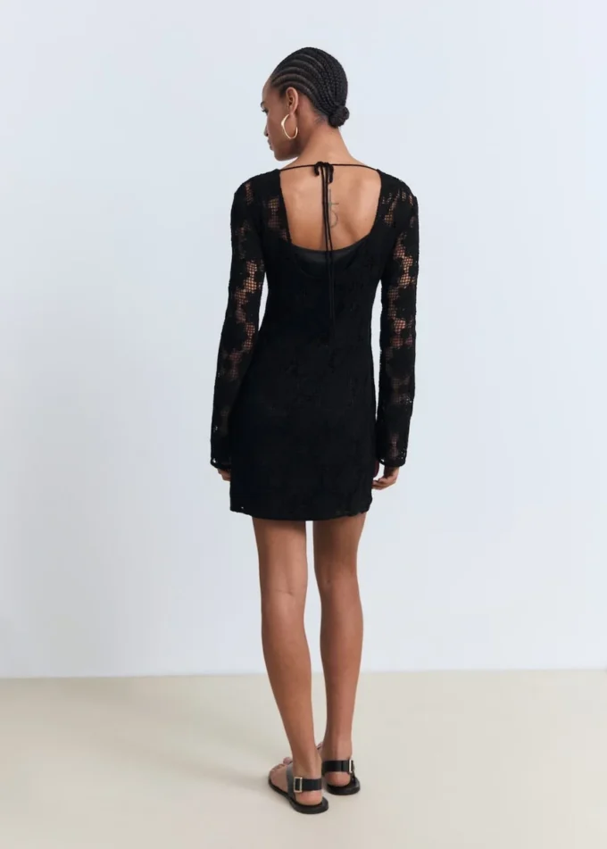 Abito all’uncinetto con scollo posteriore