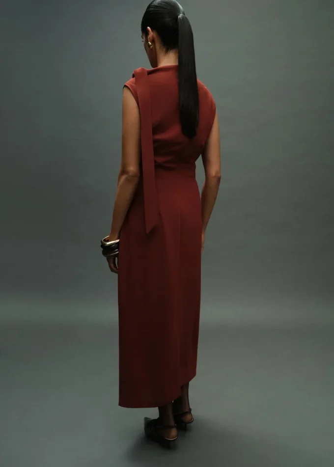 Abito arricciato con dettaglio annodato Abito arricciato con dettaglio annodato