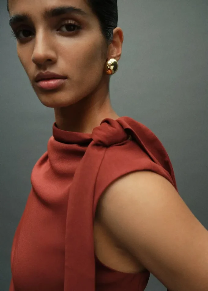 Abito arricciato con dettaglio annodato Abito arricciato con dettaglio annodato