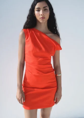 Abito arricciato con scollo asimmetrico