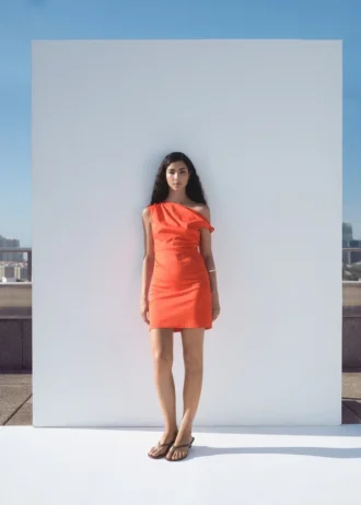 Abito arricciato con scollo asimmetrico