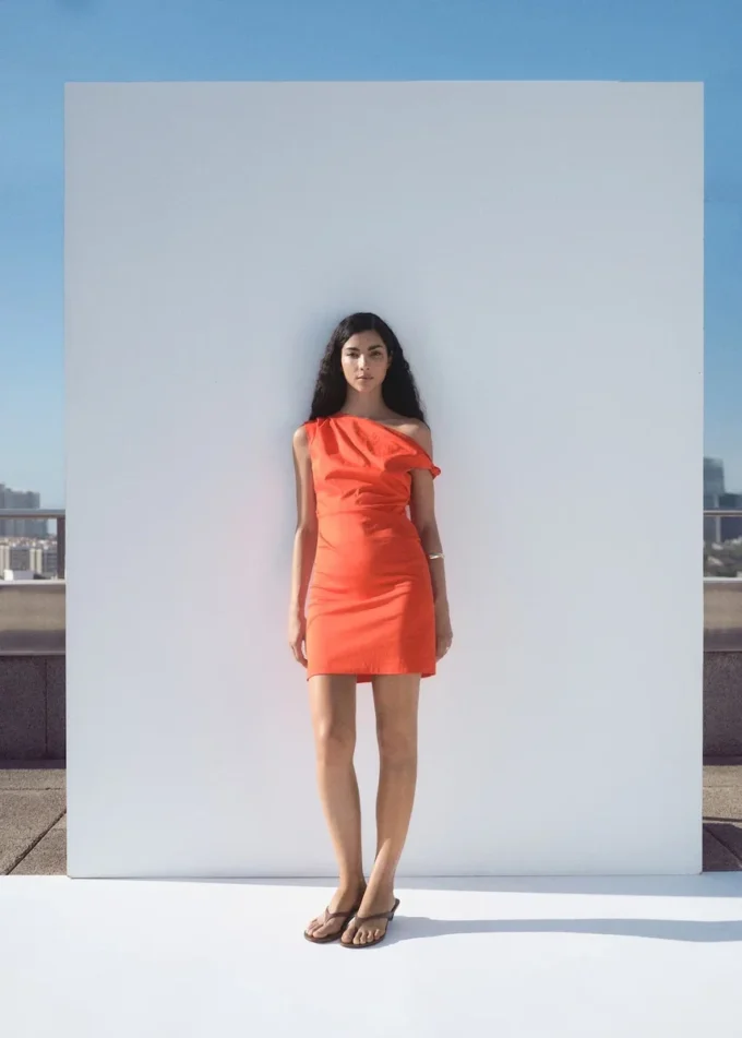 Abito arricciato con scollo asimmetrico