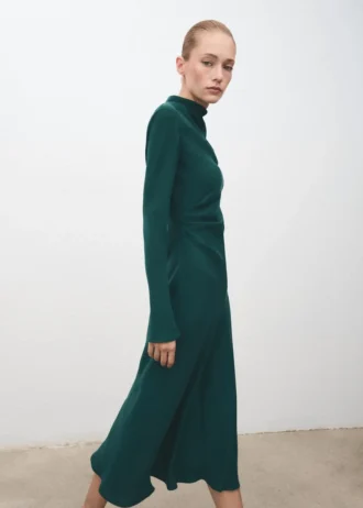 Abito arricciato con scollo drappeggiato