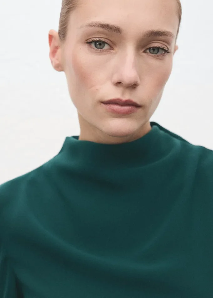 Abito arricciato con scollo drappeggiato Abito arricciato con scollo drappeggiato