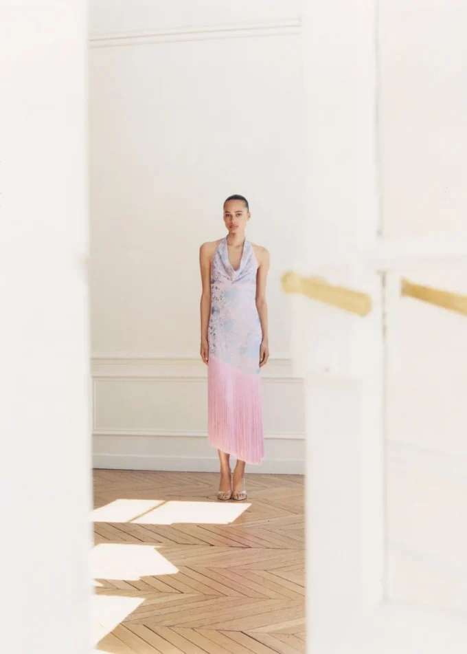 Abito asimmetrico con frange ricamate Abito asimmetrico con frange ricamate