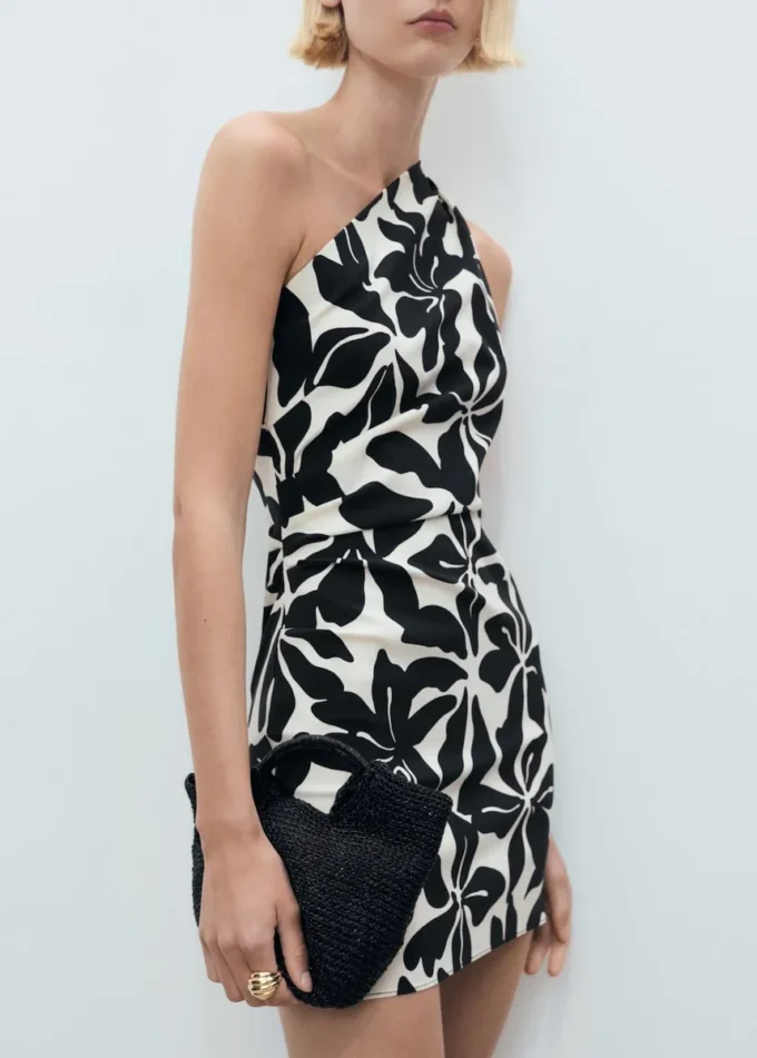 Abito asimmetrico con pieghe Abito asimmetrico con pieghe