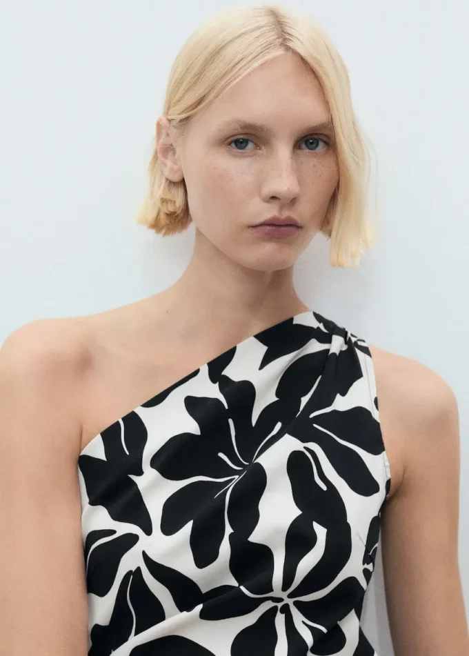 Abito asimmetrico con pieghe Abito asimmetrico con pieghe