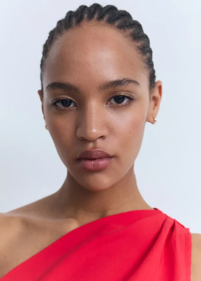 Abito asimmetrico con pieghe Abito asimmetrico con pieghe