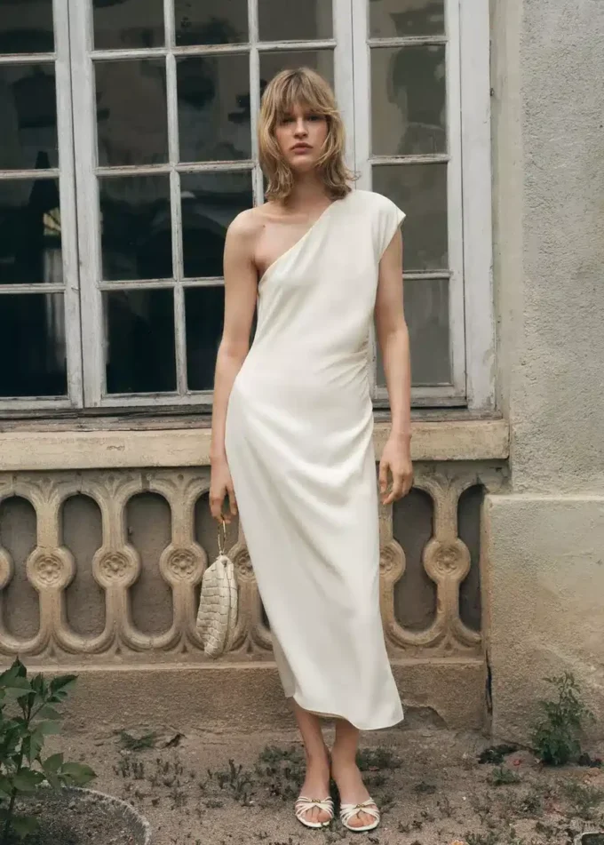 Abito asimmetrico con pieghe Abito asimmetrico con pieghe