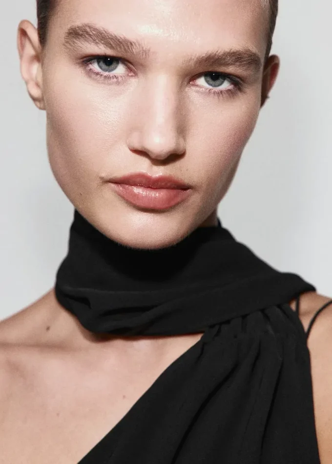 Abito asimmetrico con sciarpa Abito asimmetrico con sciarpa