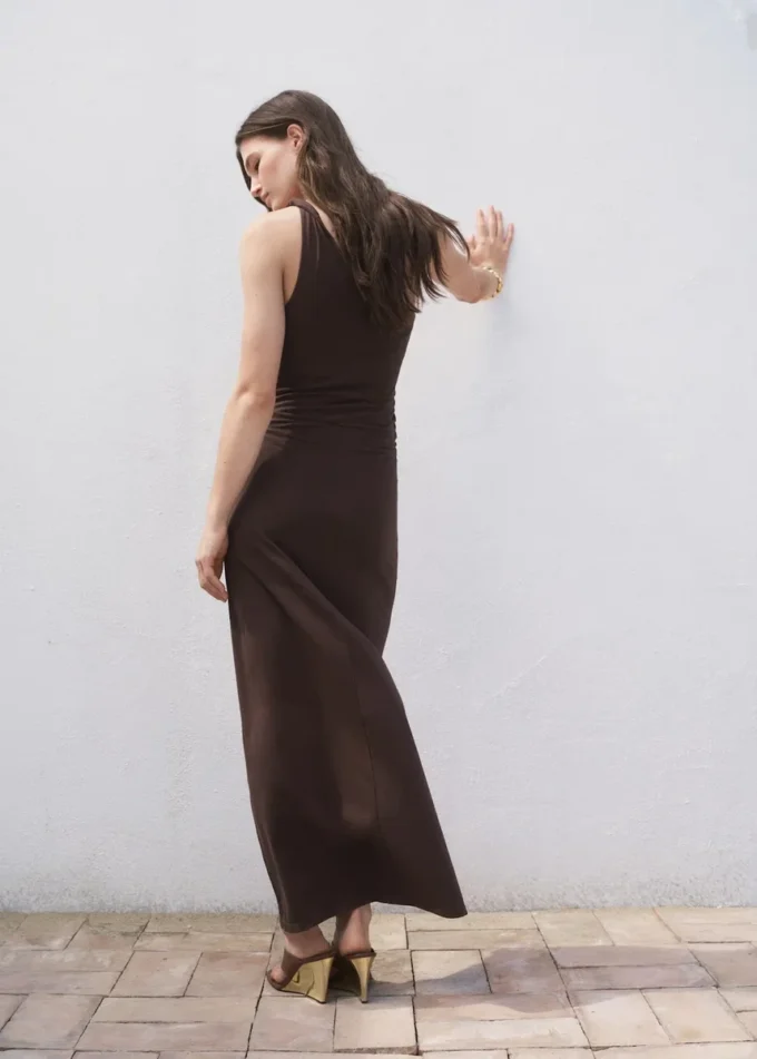 Abito asimmetrico con spallina arricciata Abito asimmetrico con spallina arricciata