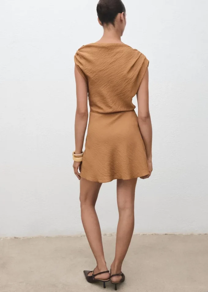 Abito asimmetrico drappeggiato Abito asimmetrico drappeggiato