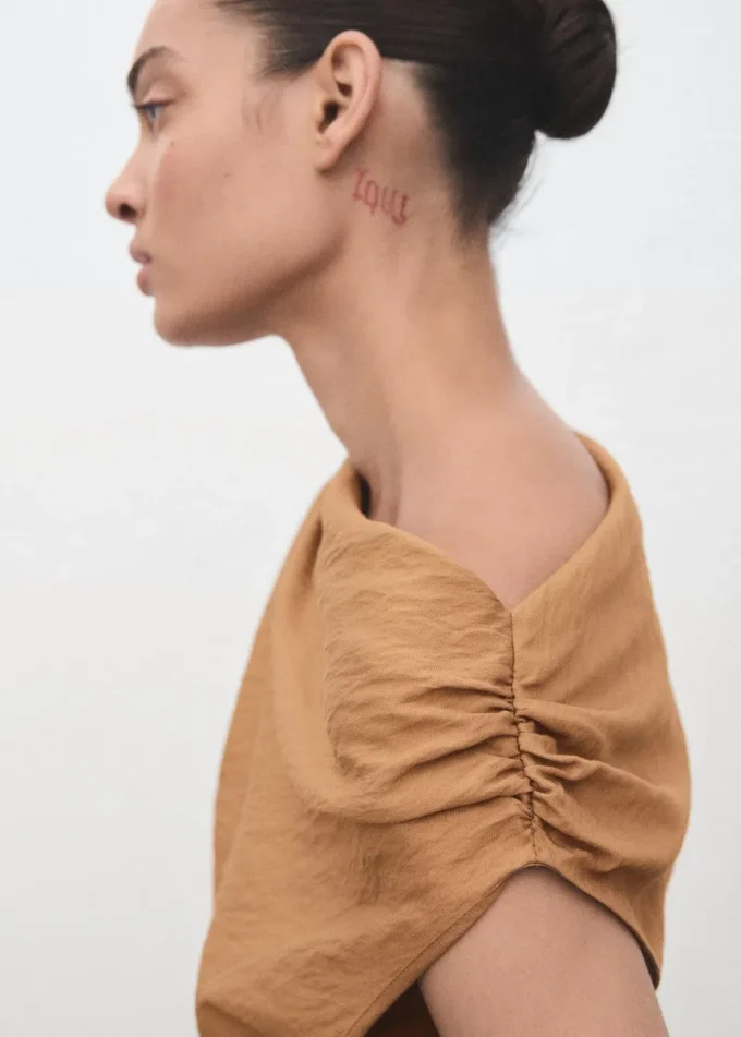 Abito asimmetrico drappeggiato Abito asimmetrico drappeggiato