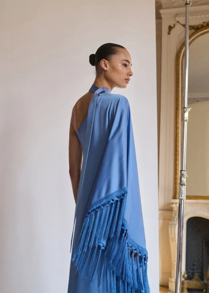 Abito asimmetrico in raso con frange Abito asimmetrico in raso con frange