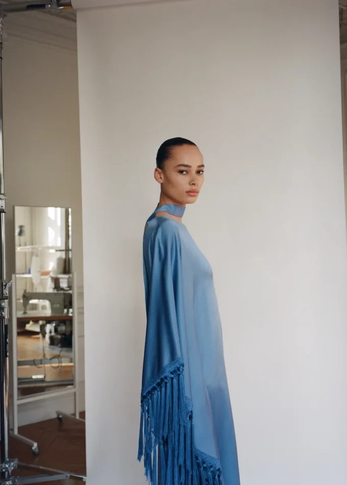 Abito asimmetrico in raso con frange Abito asimmetrico in raso con frange