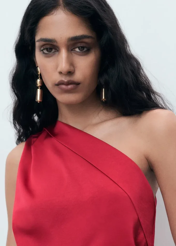 Abito asimmetrico in raso con spacchi laterali Abito asimmetrico in raso con spacchi laterali