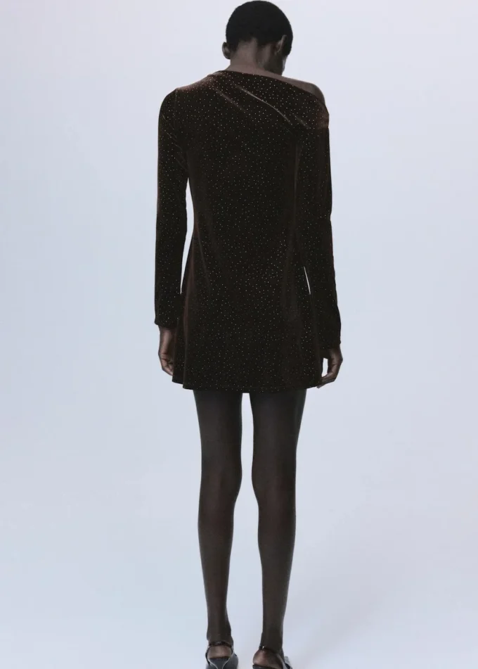 Abito asimmetrico in velluto con dettagli lucidi Abito asimmetrico in velluto con dettagli lucidi