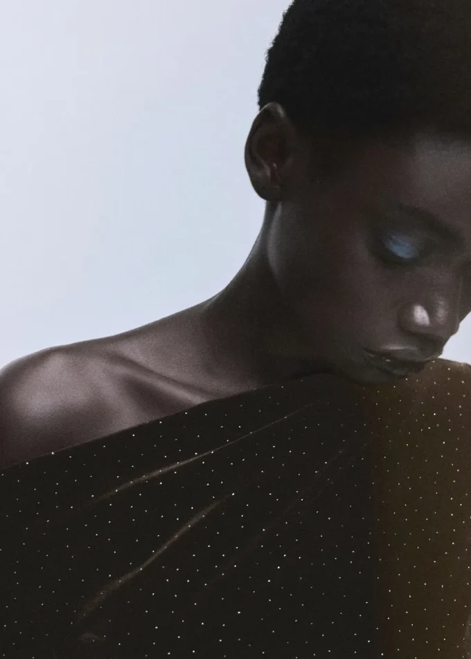 Abito asimmetrico in velluto con dettagli lucidi Abito asimmetrico in velluto con dettagli lucidi