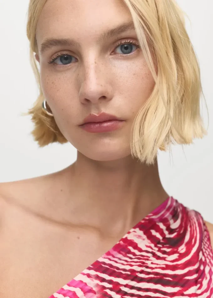 Abito asimmetrico plissettato con apertura Abito asimmetrico plissettato con apertura