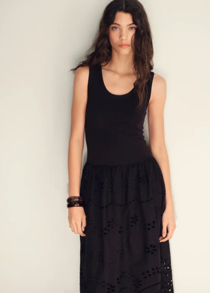 Abito combinato ricamato con dettagli in pizzo Abito combinato ricamato con dettagli in pizzo