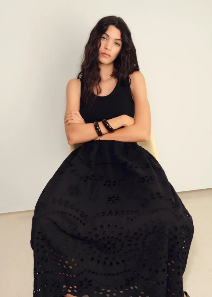 Abito combinato ricamato con dettagli in pizzo Abito combinato ricamato con dettagli in pizzo