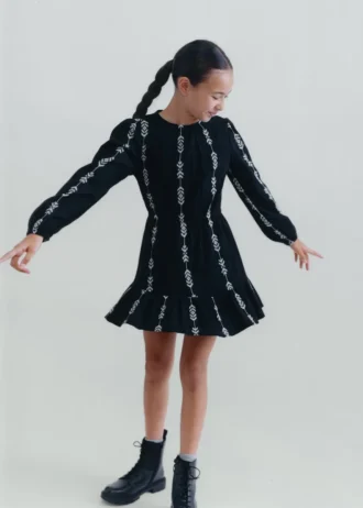 Abito con balza ricamata