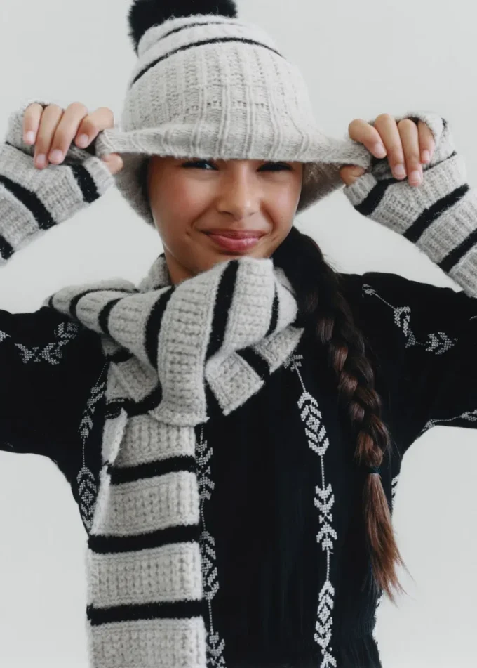 Abito con balza ricamata