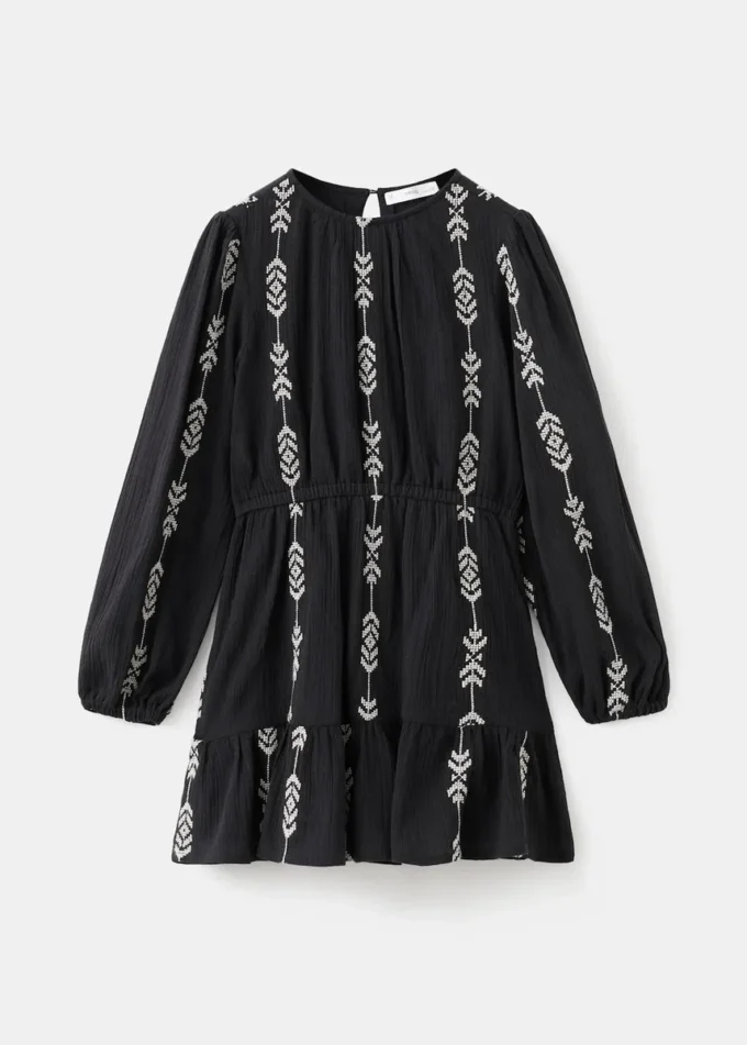 Abito con balza ricamata