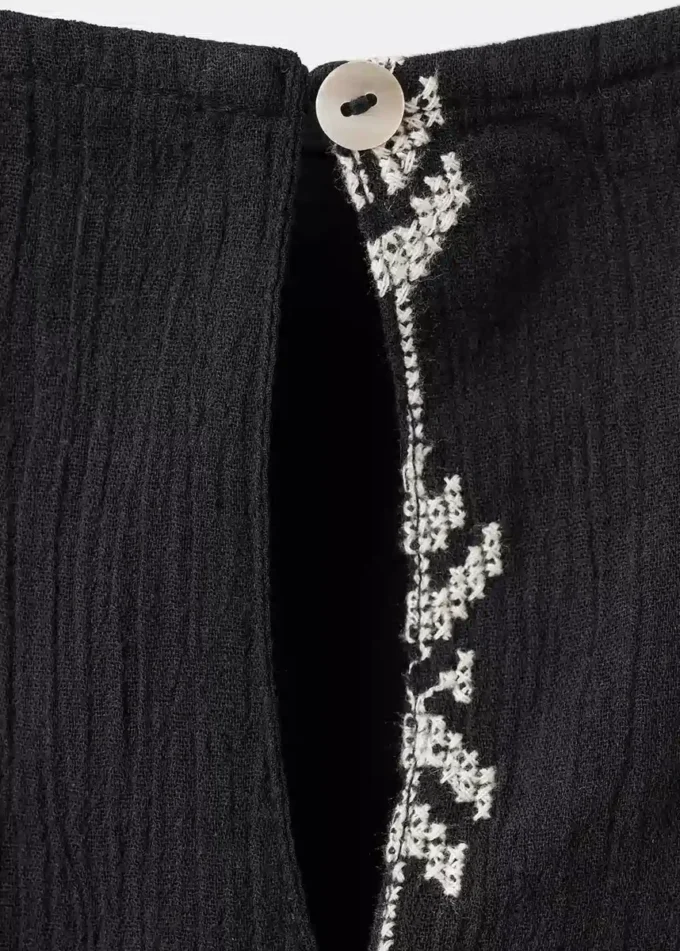 Abito con balza ricamata
