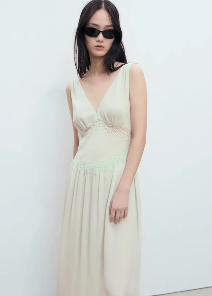 Abito con canotta in pizzo Abito con canotta in pizzo