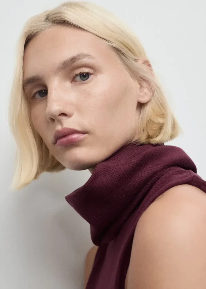 Abito con collo a imbuto combinato Abito con collo a imbuto combinato