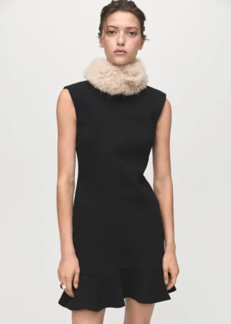 Abito con collo alto e volant