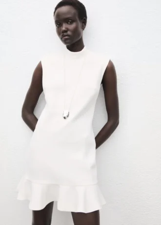 Abito con collo alto e volant