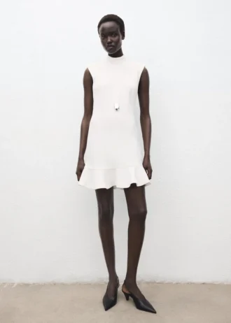 Abito con collo alto e volant