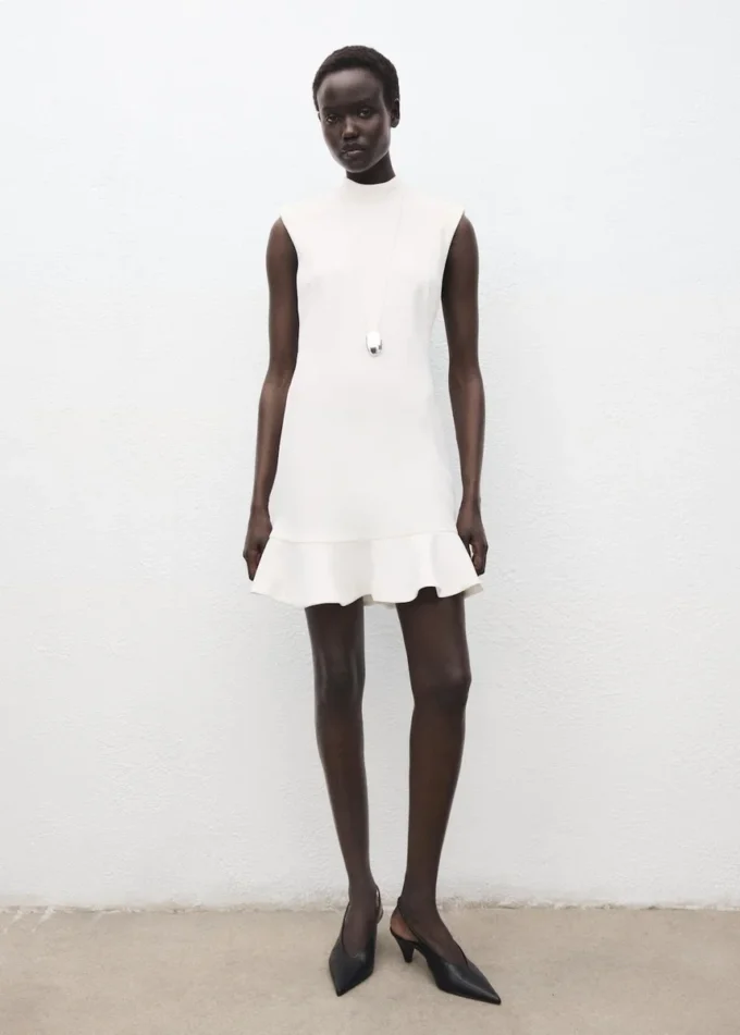 Abito con collo alto e volant Abito con collo alto e volant