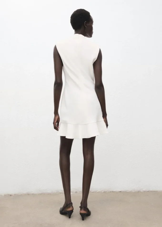 Abito con collo alto e volant Abito con collo alto e volant