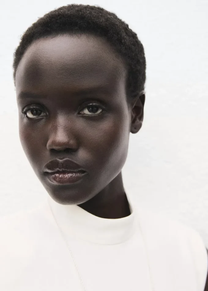 Abito con collo alto e volant Abito con collo alto e volant