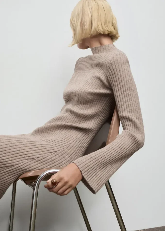 Abito con collo Perkins a costine Abito con collo Perkins a costine