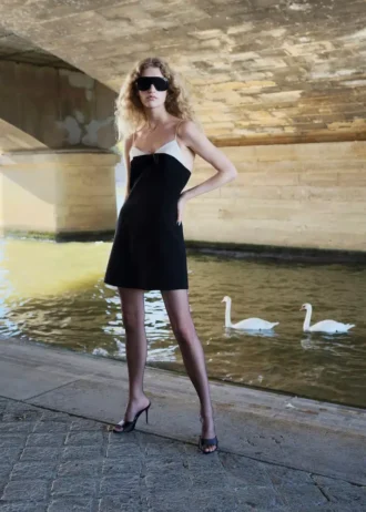 Abito con fiocco a contrasto